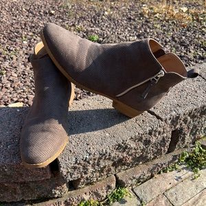 Universal Threads Women’s Ankle Boots